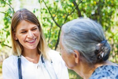 Yaşlı kadın, nazik phyisician