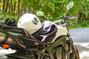 Motosiklet yola park edilmiş.