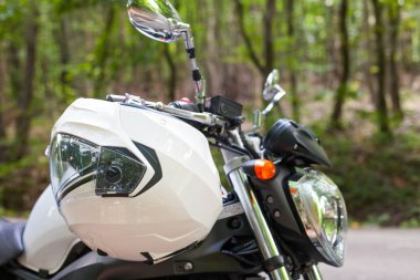 Motosiklet yola park edilmiş.