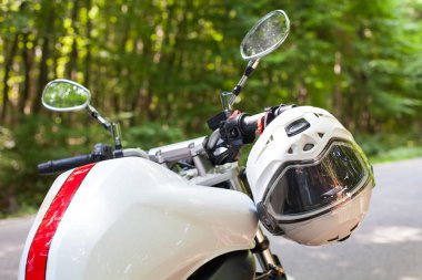 Motosiklet yola park edilmiş.