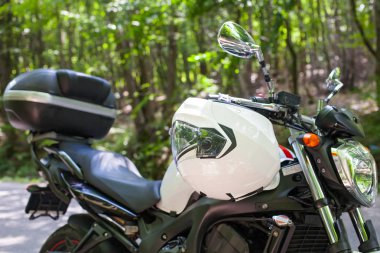 Motosiklet yola park edilmiş.