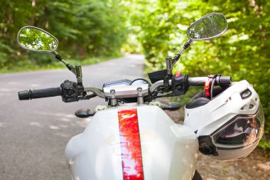 Motosiklet yola park edilmiş.