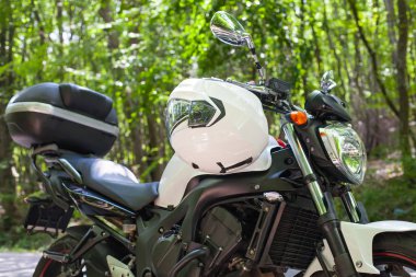 Motosiklet yola park edilmiş.