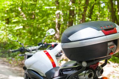 Motosiklet yola park edilmiş.