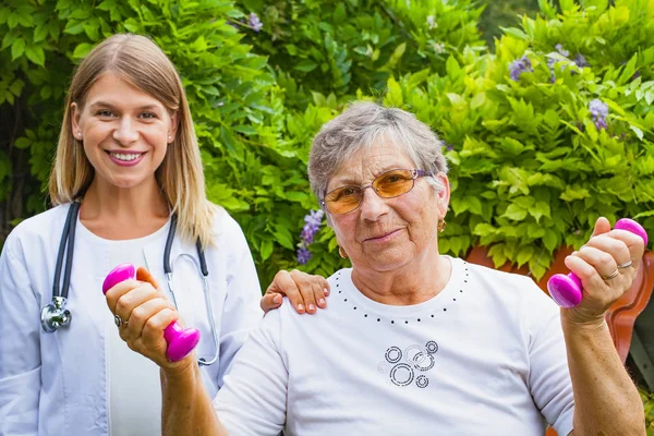 Betreute physiotherapeutische Betreuung — Stockfoto