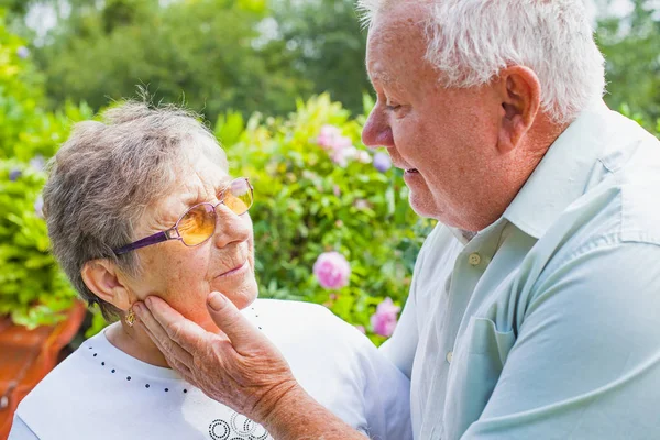 Elderly couple in love — Stock Photo, Image