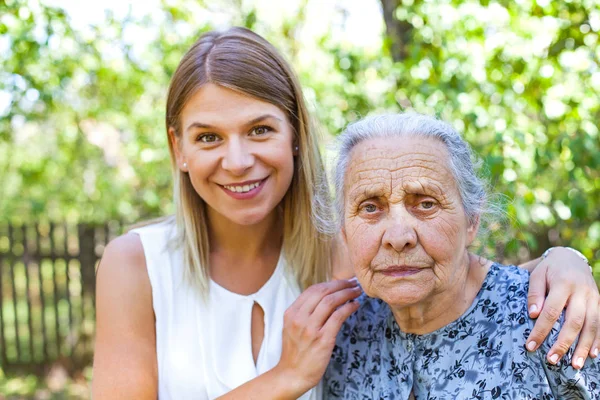 Senior vrouw met kleindochter — Stockfoto