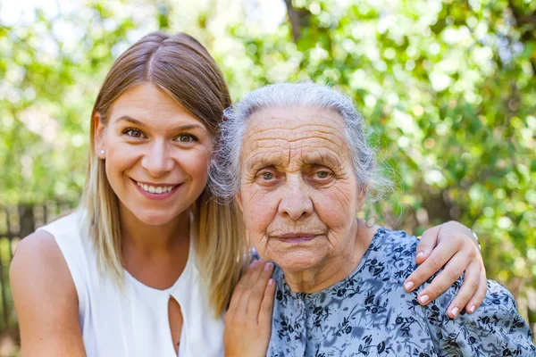torunu ile üst düzey kadın