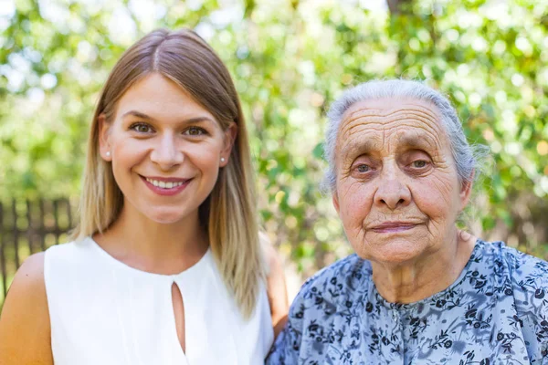 torunu ile üst düzey kadın