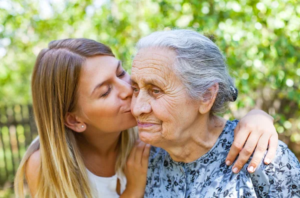 Tiempo de familiaridad - beso — Foto de Stock