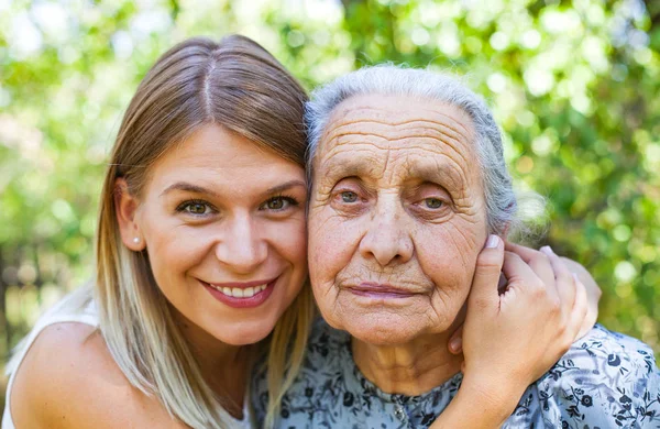 Büyükanne parkta sarılma