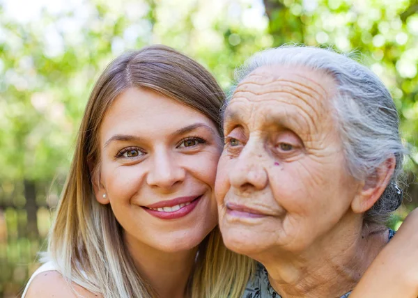 Oma im Park umarmen — Stockfoto