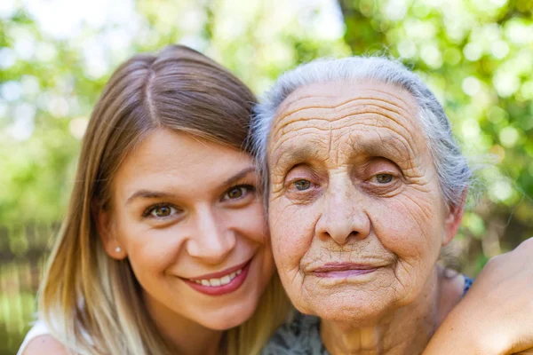 Büyükanne parkta sarılma