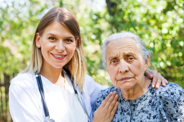 Parkta hekim ile üst düzey kadın
