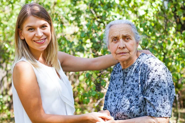 Cuidado de personas mayores - al aire libre — Foto de Stock