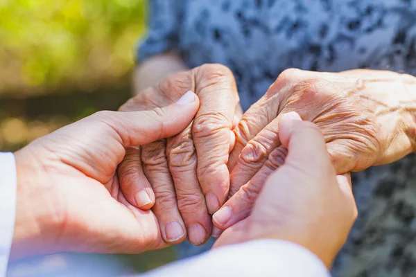 Drżenie rąk w podeszłym wieku — Zdjęcie stockowe