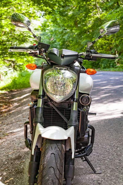 Motocykl zaparkovaný na silnici — Stock fotografie