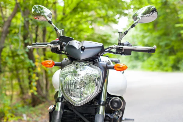 Motosiklet yola park edilmiş.