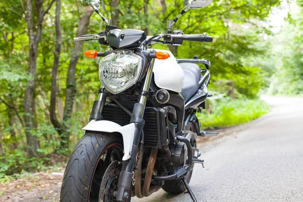 Motosiklet yola park edilmiş.