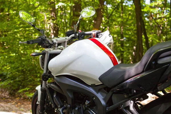 Motosiklet yola park edilmiş.