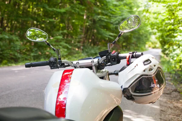 Мотоцикл припаркован на дороге — стоковое фото