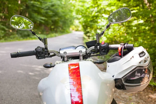Motosiklet yola park edilmiş.