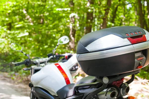 Motosiklet yola park edilmiş.