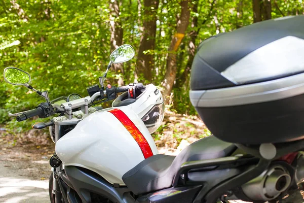 Motosiklet yola park edilmiş.