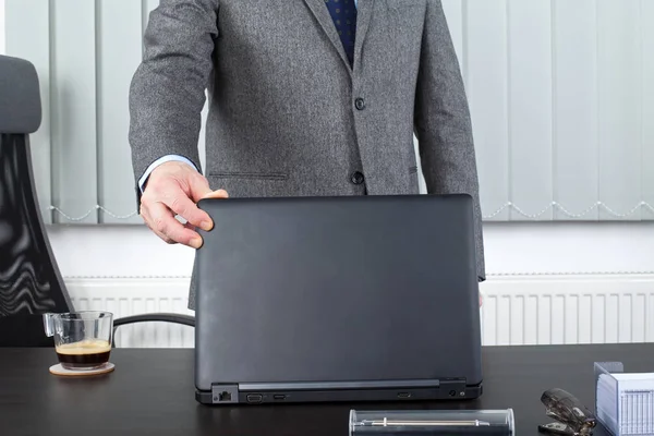 Affärsmannens händer på laptop — Stockfoto