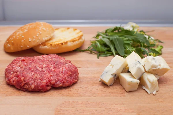 Cheeseburger di gorgonzola prima di friggere — Foto Stock