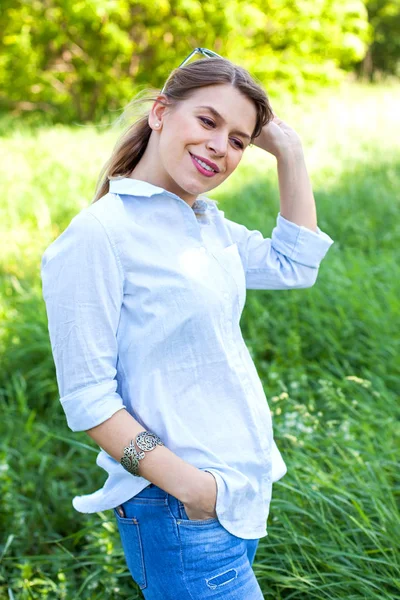 Açık poz güzel casual kadın