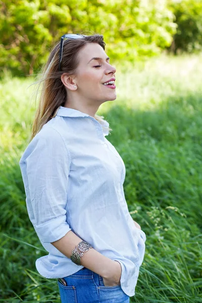 Açık poz güzel casual kadın