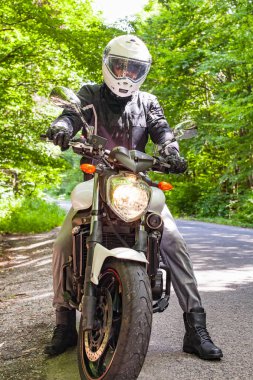 Ormanda sürme motosikletçi