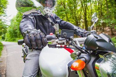 Motosiklet yola park edilmiş.