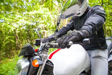 Motosiklet yola park edilmiş.