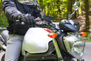 Motosiklet yola park edilmiş.