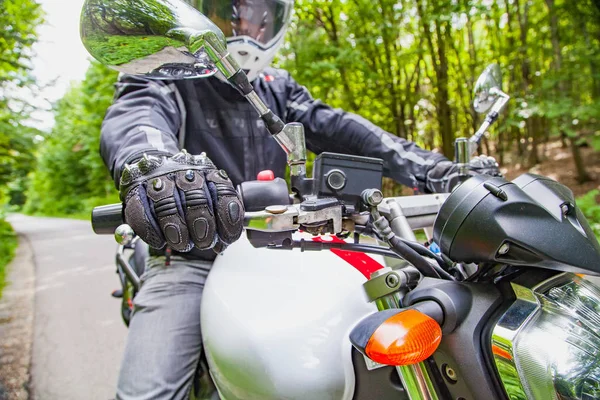 Motosiklet yola park edilmiş.