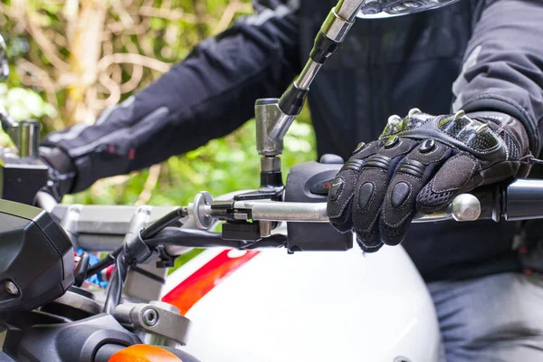 Motosiklet yola park edilmiş.