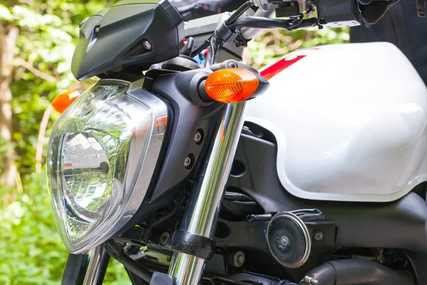 Motosiklet yola park edilmiş.