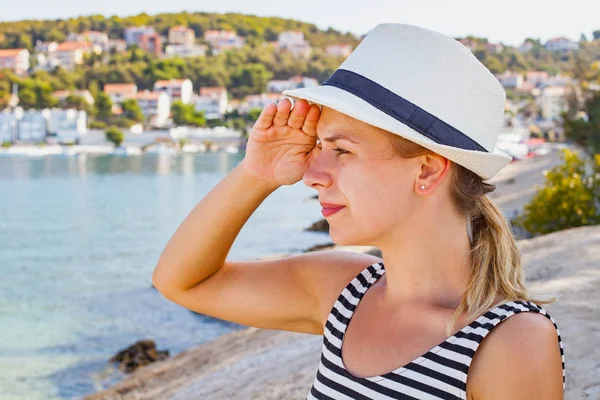 Mujer joven relajándose junto al mar en Croacia —  Fotos de Stock