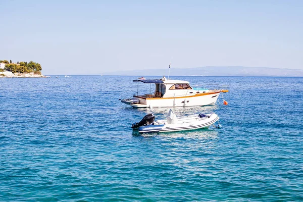 ホワイト アドリア海、トロギールのヨット — ストック写真
