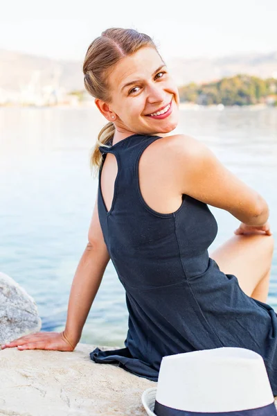 Deniz kenarında gülümseyen genç kadın portre