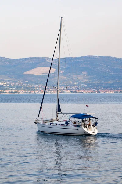 Biały jacht na Morzu Adriatyckim, Trogir, Chorwacja — Zdjęcie stockowe