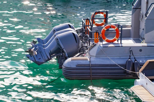 Imbarcazione a motore sul mare Adriatico, Split, Croazia — Foto Stock