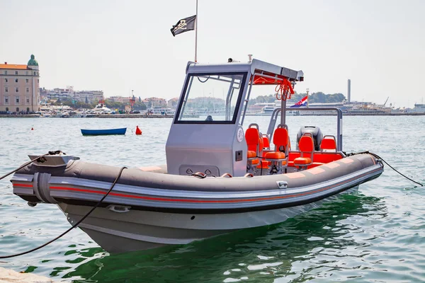 Motorový člun na pobřeží Jaderského moře, Split, Chorvatsko — Stock fotografie