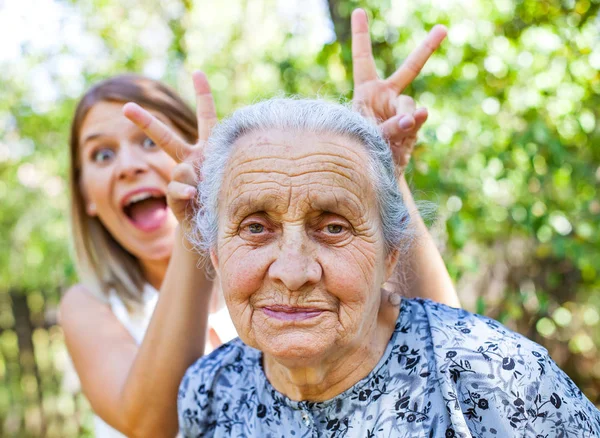 Grand-mère souriante, amusante — Photo