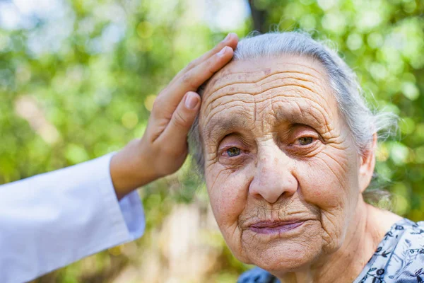 Sonriente anciana mujer — Foto de Stock