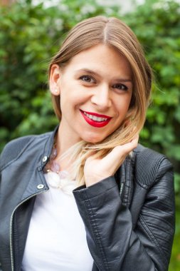 Çekici kadın deri ceket