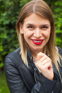 Çekici kadın deri ceket