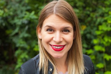 Güzel gülümseyen kadın kapatmak